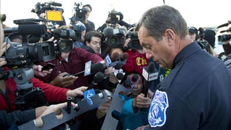 La esposa de Haughton había pedido cuatro días antes una orden judicial de protección después que el sospechoso rajó los neumáticos de su vehículo el 4 de octubre, según la policía de Brookfield. La fuerza pública lo detuvo y un juez firmó el jueves una orden de alejamiento de cuatro años. Dentro de esa orden, a Haughton le fue prohibido tener armas de fuego.