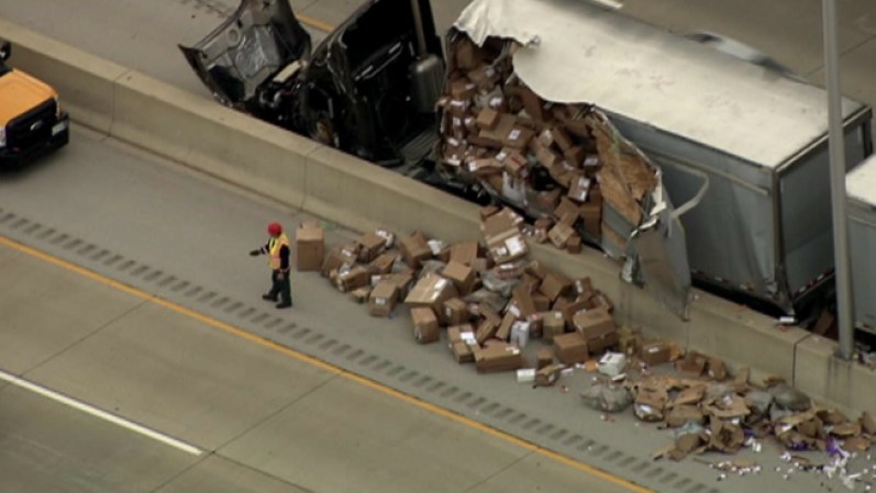 El conductor del camión de UPS trató de evitar el choque y giró a la izquierda impactando otro vehículo.