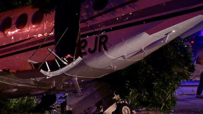Según la policía, el Beechcraft Super King Air 200 aterrizó cerca de las carreteras Hintz y Wolf, no muy lejos del aeropuerto, razando árboles al hacerlo.