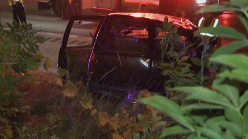 La Policía del Estatal de Illinois, dijo que poco después de la medianoche, el conductor de una camioneta Chevy Suburban perdió el control del vehículo.