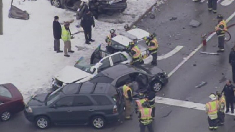 Las imágenes captadas por el helicóptero de noticias muestra la parte superior de una patrulla parcialmente destruida y algunos de los otros autos, sin puertas.
