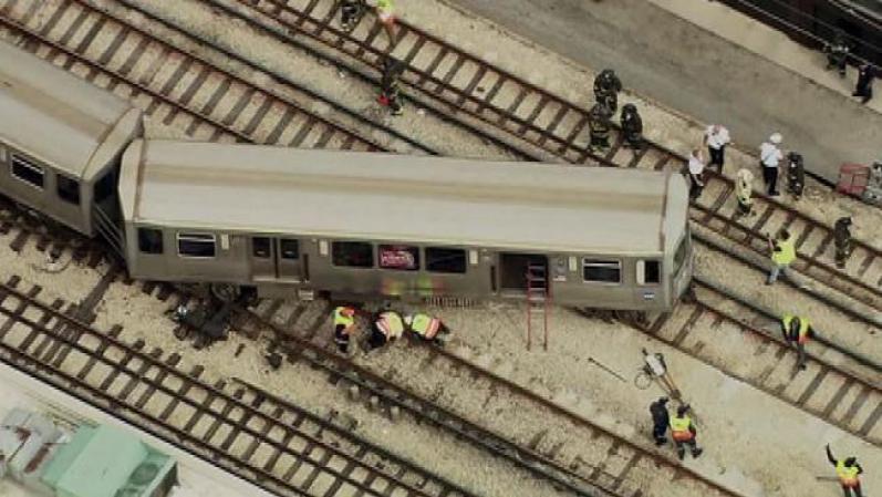 Aproximadamente una centena de pasajeros fue trasladada a otros cuatro trenes que no fueron afectados por el incidente.