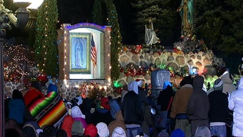 Residentes de Chicago y de sus alrededores, rinden homenaje a la Virgen de Guadalupe, desde el Cerrito del Tepeyac, en Des Plaines, IL.