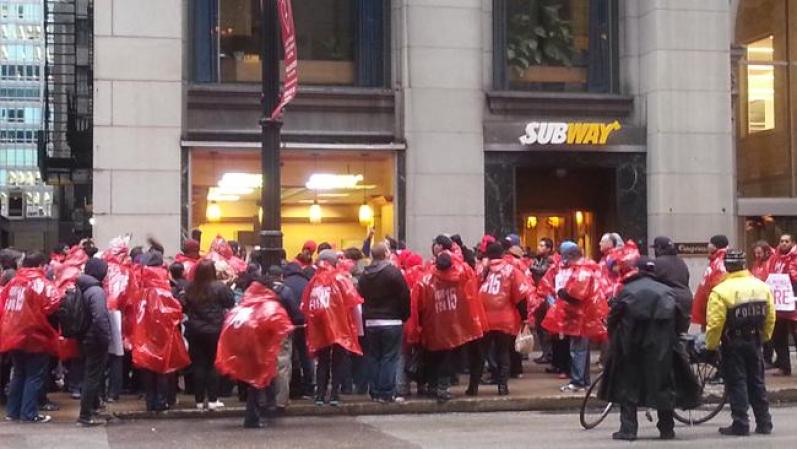 El Comité Organizador de Trabajadores de Chicago dijo que muchos de los 275,000 hombres y mujeres que trabajan en la industria de la comida rápida y en ventas al menudeo, no pueden costearse cosas como comida, ropa y renta de vivienda, ganando un salario mínimo de $ 8.25 la hora, que es lo que la mayoría de ellos ganan.