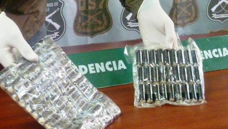 Otro ejemplo es esta mujer que fue detenida al tratar de contrabandear 83 ampolletas con cocaína adentro, los cuales estaban en una faja en su cuerpo.