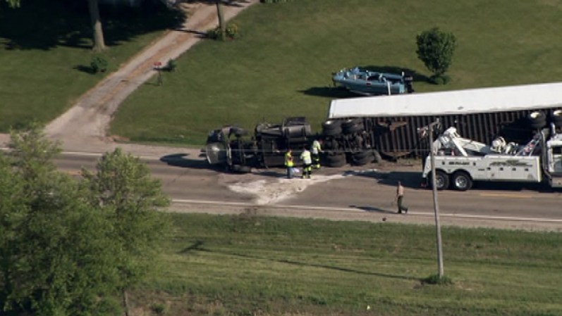 Herrera era el conductor de un auto Ford que transitaba cerca Schlapp Rd., a unas siete millas al sur de Oswego y siete millas al oeste de Plainfield, poco después de 3:00pm. De acuerdo con testigos, el auto giró directamente frente al tráiler.