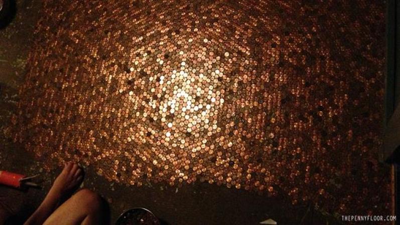 Uno de los pocos problemas que encontraron durante su proyecto de decoración es que las manos se les ennegrecían por tocar tantas monedas, pero dicen que al final valió la pena y lo consideran tiempo bien empleado.