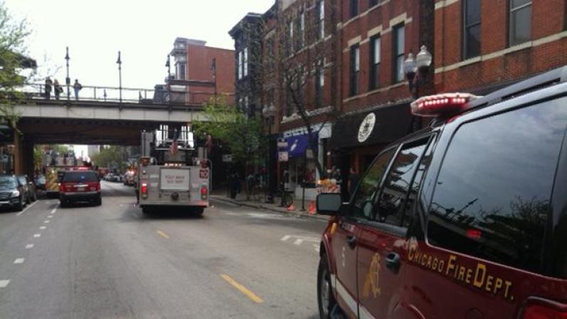 "En este momento hemos tenido que cerrar las estaciones de Sedgwick y Armitage," dijo Hosinski. "En su lugar tenemos un servicio de transporte de autobús en funcionamiento entre las estaciones de Southport y Sedgwick y también Fullerton y Norte/Clybourn en la Línea Roja".