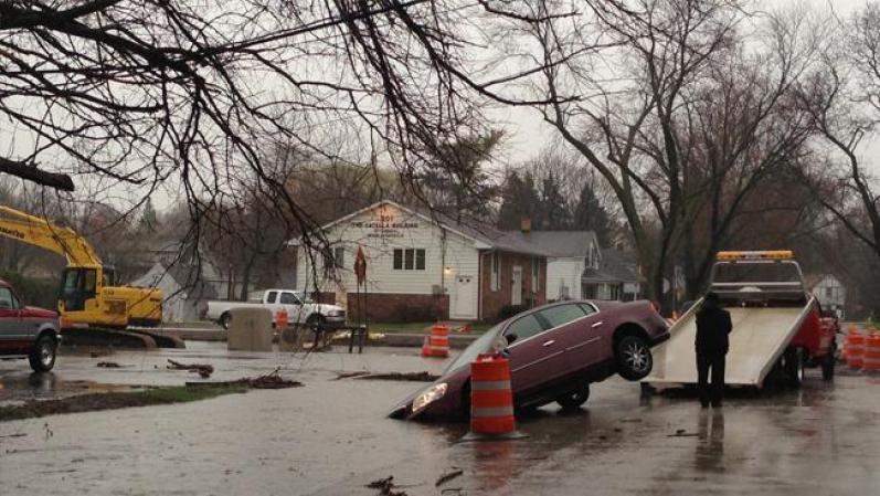 ABRIL 18 - Una poderosa tormenta azotó el área de Chicago y sus alrededores generando profundas inundaciones y otros daños.