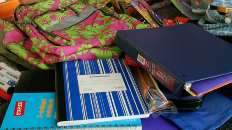 Útiles escolares. Las ofertas en útiles escolares inundarán los almacenes en el mes de agosto. Tanto las grandes cadenas minoristas, como los supermercados locales, seguro tendrán precios especiales en artículos como: cuadernos, lápices y lapiceros, pegamentos, tijeras, cinta adhesiva, folders, reglas, calculadoras y otros artículos que sirven en todo escritorio.