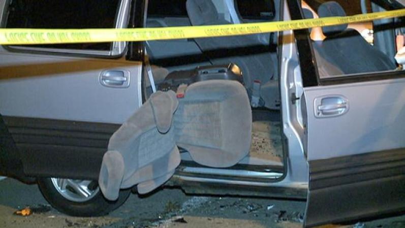 Los paramédicos llevaron a los dos hombres heridos al “Northwestern Memorial Hospital”, donde el conductor murió y el pasajero se está recuperando de sus lesiones.