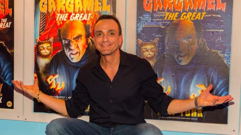 Hank Azaria hace el papel de Gargamel en esta caricatura.