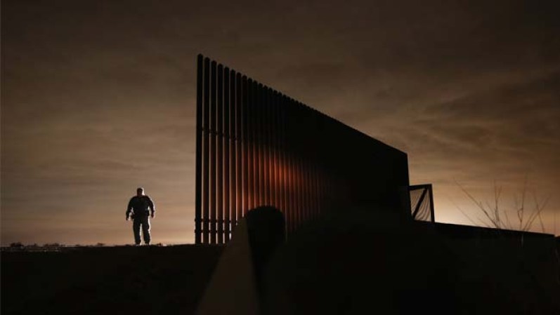 Para resguardar la seguridad de Estados Unidos, se han puesto en marcha una seria de medidas como la construcción de un muro fronterizo, la cual ha causado una gran controversia en entre ambos países.