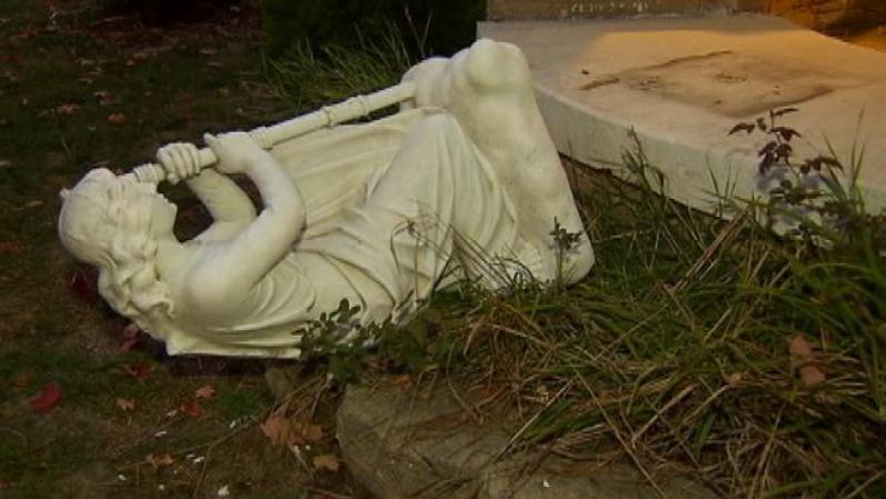Las estatuas, que tienen un valor de miles de dólares, serán reemplazados, dijo, pero agregó que su valor espiritual las hacía invaluables.