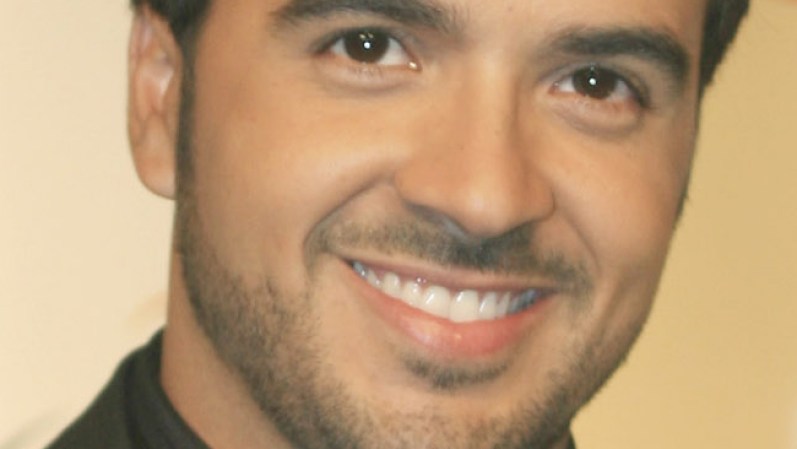"'La Diva De La Banda' nos cantará eternamente desde el cielo. Descansa en paz @JenniRivera", apuntó Luis Fonsi, en Twitter.<br /><br /> Envía tus condolencias aquí<br />