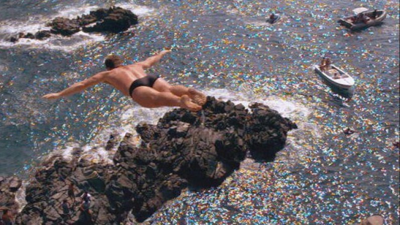 La quebrada es una de las atracciones turísticas más importantes en Acapulco, Guerro. En donde clavadista saltan 35 metros al mar.