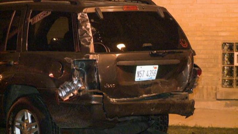 El conductor trató de escapar a pie, dejando atrás a sus tres pasajeros, quienes quedaron atrapados en la camioneta.