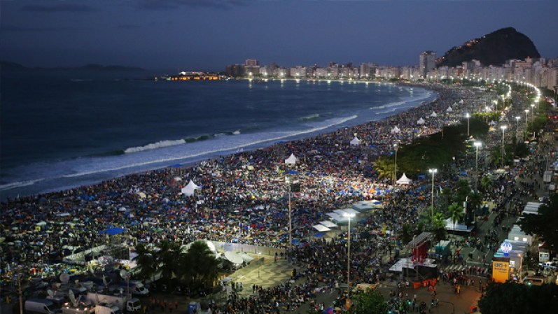 Le despidieron el vicepresidente de Brasil, Michel Temer, el ministro de Asuntos Exteriores, Antonio Patriota, y otras autoridades del país, mientras que la presidenta, Dilma Rousseff, asistió hoy a la eucaristía que él celebró en la playa Copacabana.<br /><br />Fuente: EFE
