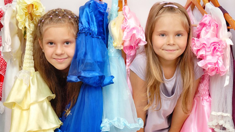 Ropa para niños. Las boutiques y otros minoristas de ropa infantil, también tienden a ofrecer bajos precios en el mes de agosto. Aprovecha para abastecer el guardarropa de tus hijos o hacer algún regalo sorpresa a algún sobrino.