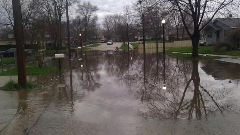 ABRIL 18 - Una poderosa tormenta azotó el área de Chicago y sus alrededores generando profundas inundaciones y otros daños.