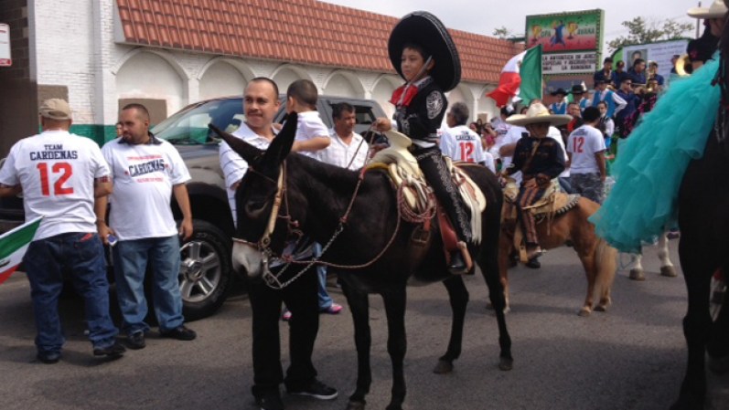 Miles participaron en el desfile anual de la Independencia de México en el barrio de La Villita.