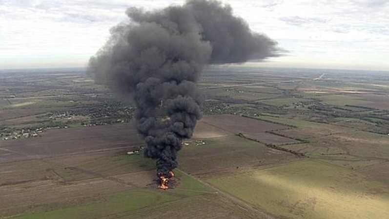 Los funcionarios dijeron que simplemente van a dejar que el fuego se apague por sí solo y que esto podría tomar hasta 24 horas.