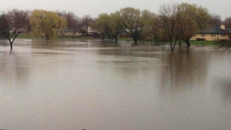 ABRIL 18 - Una poderosa tormenta azotó el área de Chicago y sus alrededores generando profundas inundaciones y otros daños.