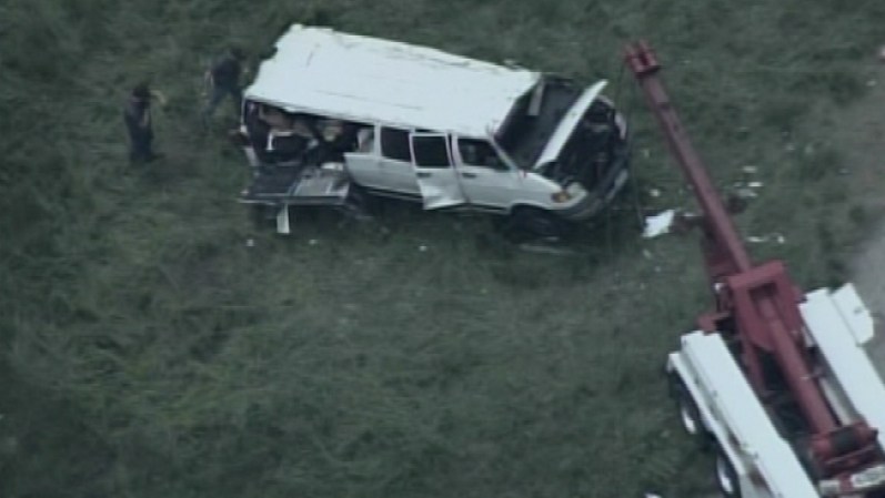 Otras seis personas resultaron heridas en el trágico accidente ocurrido al sur del Estado.<br /><br />Autor : AP | Fecha: 20/05/2013 | Actualizado: 20/05/2013 2:58 PM CDT<br /> Enviar<br /><br />La Policía Estatal de Illinois reporta que cinco personas murieron y otras seis resultaron heridas cuando la camioneta van en la que viajaban se volcó varias veces en una autopista del sur del estado.<br /><br />Mark Zimmerman, portavoz de la Policía Estatal dijo que las víctimas perecieron en el lugar del accidente ocurrido poco antes de las 10am del lunes en la carretera Interestatal 70, cerca de la comunidad de Vandalia, a unas 70 millas al este de St. Louis.<br /><br />El oficial agregó que la mayoría de las víctimas fueron expulsadas del vehículo.<br /><br />Las otras seis personas que iban en la camioneta para 15 pasajeros fueron hospitalizadas, pero al momento se desconoce sus condiciones.<br /><br />La policía dijo que el conductor de la camioneta Dodge 2002, viajaba hacia el este por la I-70 cuando de repente se salió del lado sur de la carretera. Luego, el vehículo rodó varias veces, expulsando a varios de sus ocupantes, dijo la policía.<br /><br />No se sabe qué fue lo que ocasionó el accidente, el cual sigue bajo investigación.<br /><br />Los dos carriles hacia el este de la I-70 fueron cerrados por varias horas tras el accidente.