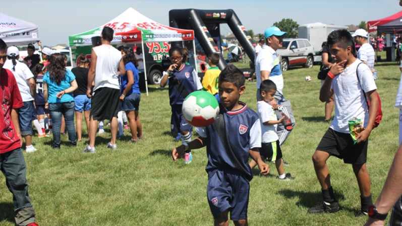 Telemundo Chicago disfrutando de un día de futbol con la comunidad. Disfruta de las imágenes...