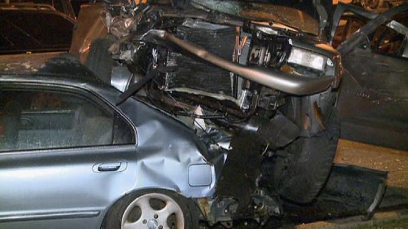 El vehículo tuvo que ser cortado para liberar a uno de los pasajeros que quedó atrapado. Los tres fueron trasladados al hospital.