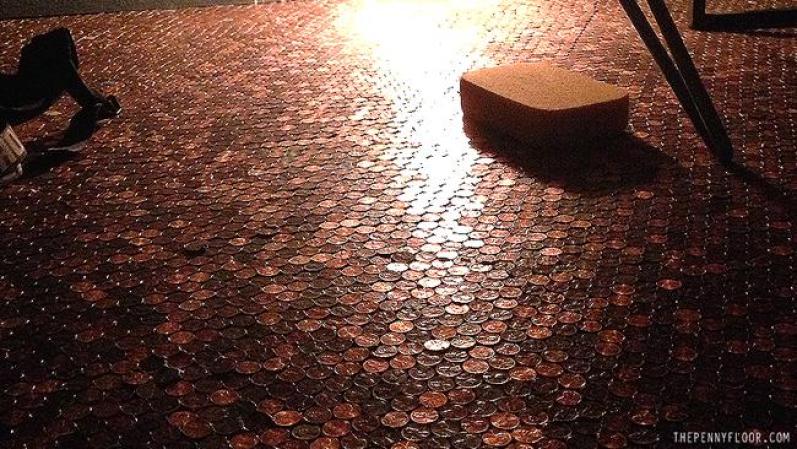 La pareja estima que utilizaron unas 59,670 monedas de un centavo para cubrir completamente el suelo, el cual luego fue lijado hasta adquirir un tono de cobre brillante y recubierto con una capa protectora.