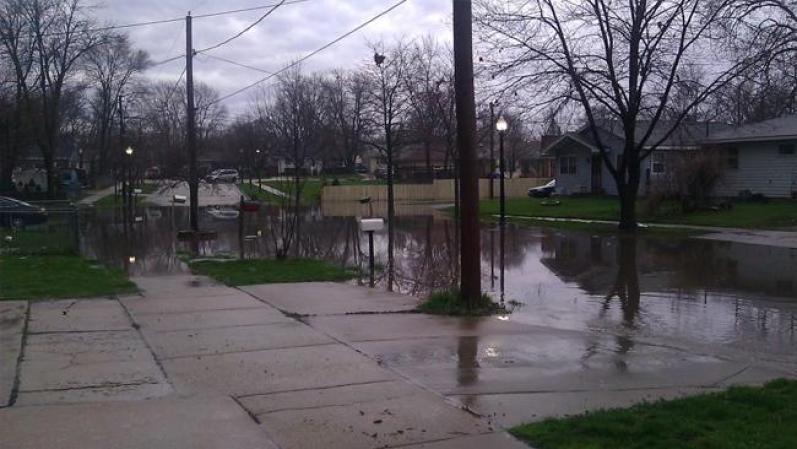 ABRIL 18 - Una poderosa tormenta azotó el área de Chicago y sus alrededores generando profundas inundaciones y otros daños.