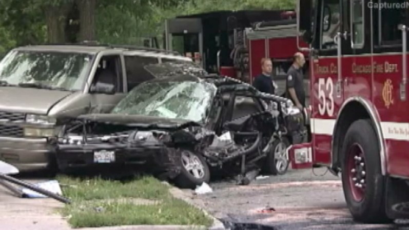 Tres personas resultaron heridas el miércoles cuando un camión de bomberos de Chicago se estrelló contra otro vehículo, dijeron las autoridades.