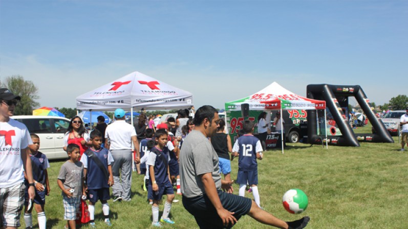 Telemundo Chicago disfrutando de un día de futbol con la comunidad. Disfruta de las imágenes...