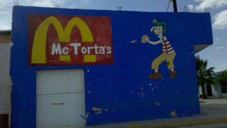 Las hamburguesas son para los gringos… y las tortas para los mexicanos, dijo un hombre en un comentario.