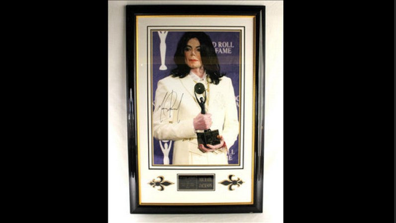 Fotografía autografiada por Michael Jackson. Precio base $175.