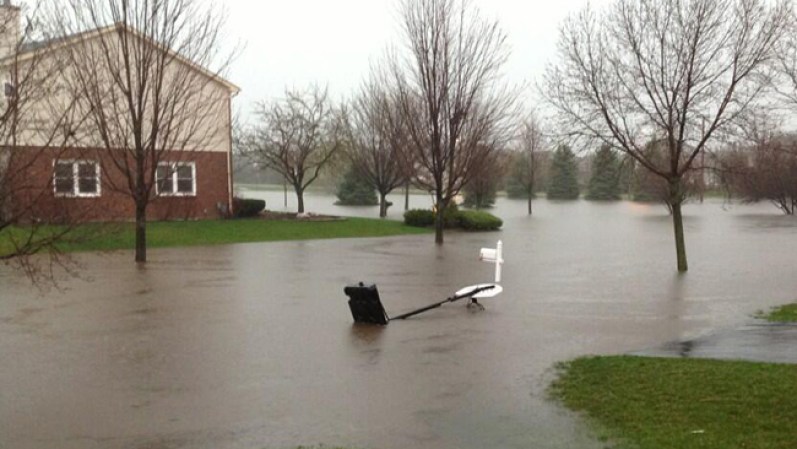 ABRIL 18 - Una poderosa tormenta azotó el área de Chicago y sus alrededores generando profundas inundaciones y otros daños.