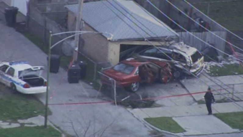 Un conductor chocó su auto contra una cochera viernes tras haber recibido un disparo en el pecho, el viernes por la mañana, en West Pullman.