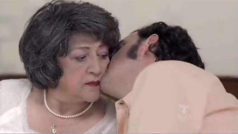 Pablo la besa y trata de tranquilizarle diciéndole que todo son mentiras.