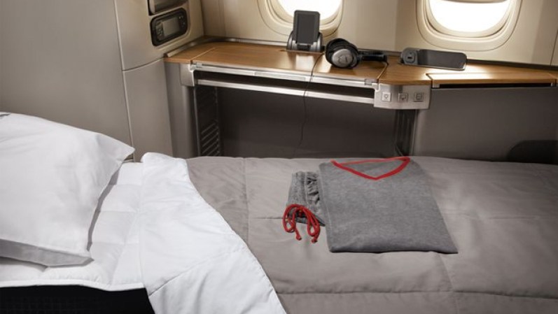 Por si fuera poco, los viajeros en primera clase pueden cruzar el atlántico en su propia burbuja, reclinando todo el asiento como su fuera una cama, pedir una pijama para estar cómodos y también adquirir unos audífonos Bose para bloquear el sonido exterior.