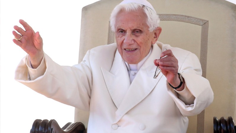 Tras la lectura de la carta de San Pablo, el papa se dirigió hacia el público para despedirse.