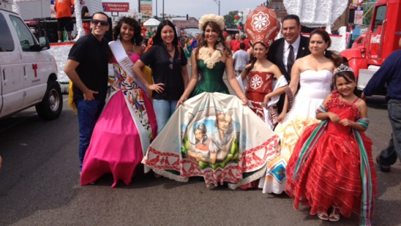 Miles participaron en el desfile anual de la Independencia de México en el barrio de La Villita.