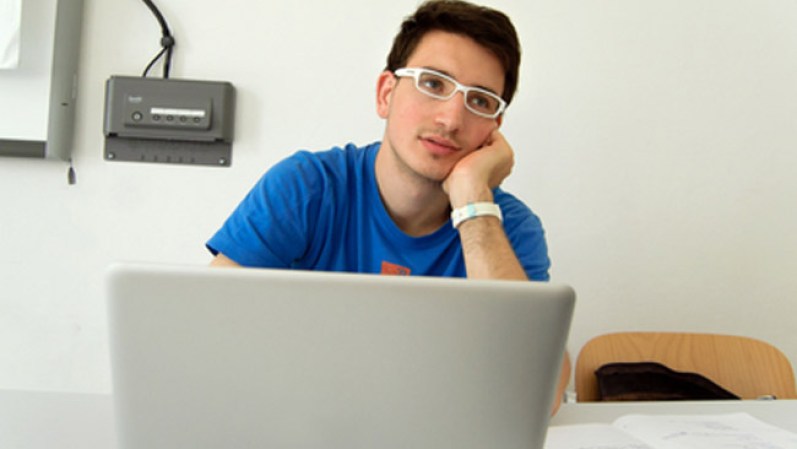 Computadoras portátiles. Por lo general tendemos a pensar en los útiles escolares tradicionales, pero en tiempos modernos, una computadora portátil es parte de la herramienta diaria de todo estudiante.