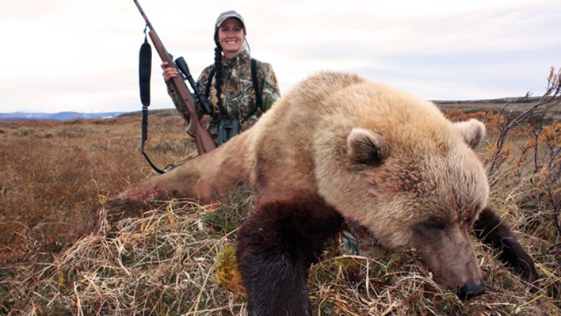 18 DE NOVIEMBRE, 2013 - La conductora de televisión Melissa Bachman está en el ojo del huracán después de subir sus fotos de la caza de animales.