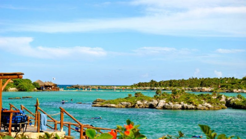 Una de las atracciones principales de la Riviera Maya es “Xel-Ha”, donde los turistas pueden bucear, andar en bicicletas, entre muchas otras cosas más.