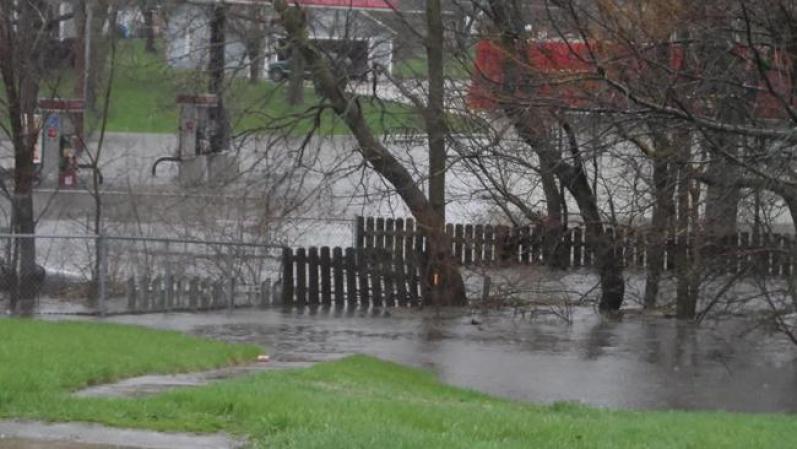 ABRIL 18 - Una poderosa tormenta azotó el área de Chicago y sus alrededores generando profundas inundaciones y otros daños.