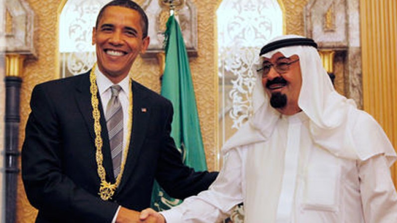 Todos sabemos el los presidentes reciben regalos extravagantes. Pero nada se le compara al regalo que el rey de Arabia Saudita Abdullah le dio al presidente Barack Obama. El regalo fue una cadena de oro que cualquier rapero moriría por tener.