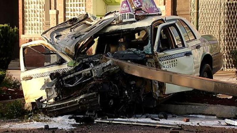 Agosto 14 - Mortal choque al norte de la ciudadAl parecer, un taxista perdió el control de su auto, en las primeras horas de la mañana del martes, estrellándose contra un poste en Milwaukee Ave., al sur de la Chicago Ave., e impactó a un peatón. \