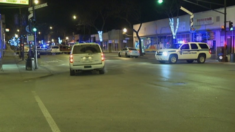 Un policía de Chicago resultó herido durante la madrugada del miércoles, tras ser atropellado por el vehículo de un sujeto a quien detuvo por una violación de tránsito.