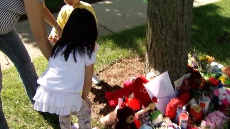 Unas primitas de Carter visitaron el sitio donde falleció y le dejaron flores.